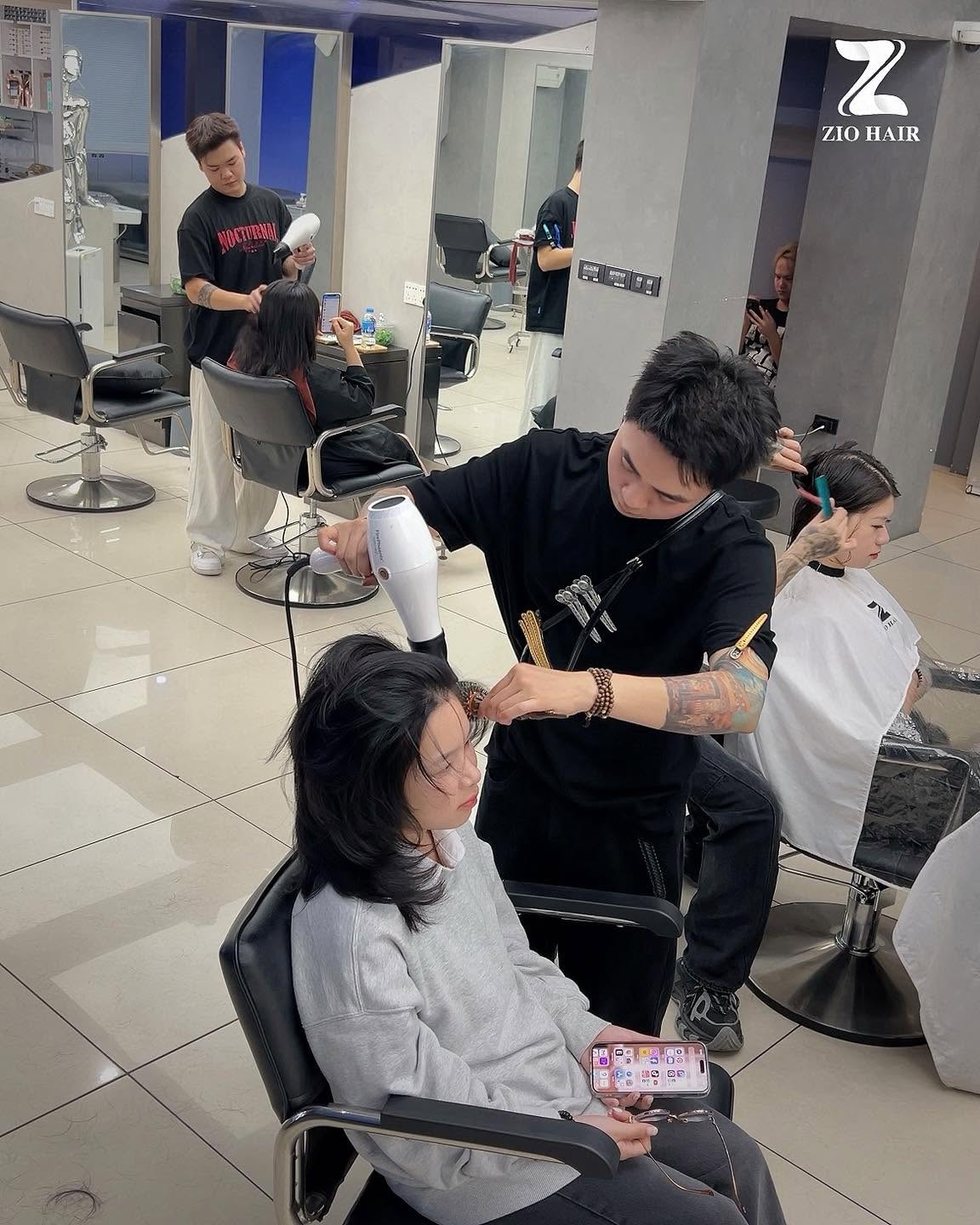 Dặm phom định kỳ giúp duy trì cấu trúc layer, giữ độ bồng và ổn định dáng Hush Cut lâu dài hơn