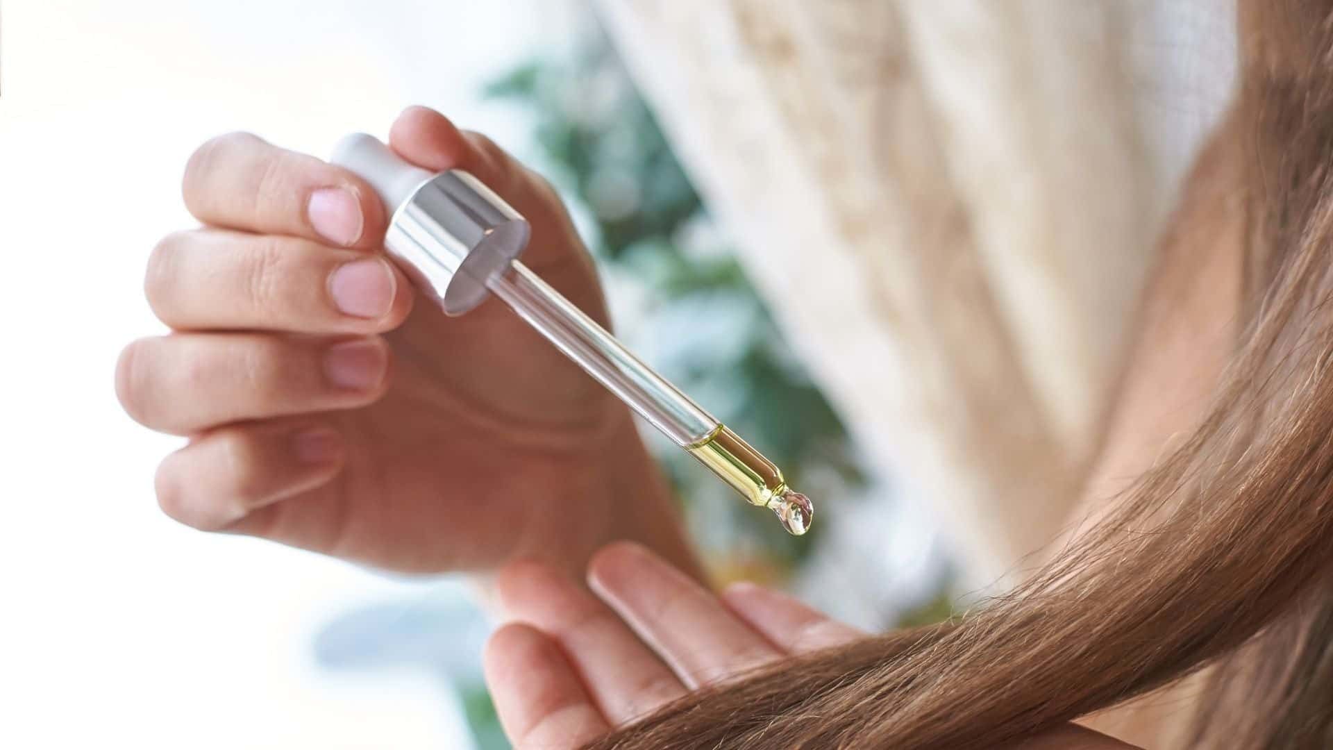 Dưỡng phần ngọn tóc giúp cân bằng độ ẩm, giảm khô xơ và duy trì phom Hush Cut mềm mại tự nhiên