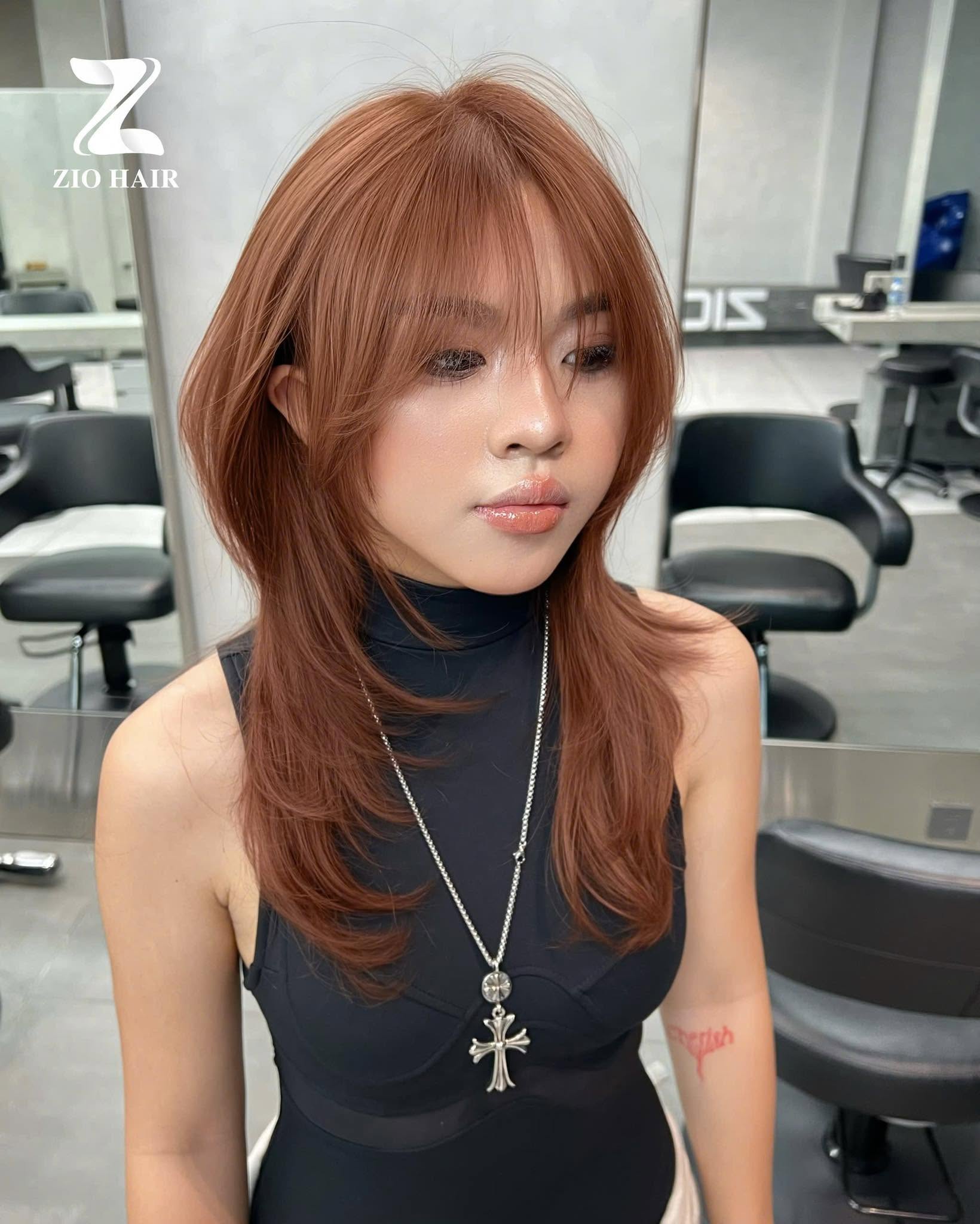 Kiểu Hush cut long giữ lại độ dài thướt tha, giúp mái tóc nhẹ nhàng và tôn đường nét gương mặt